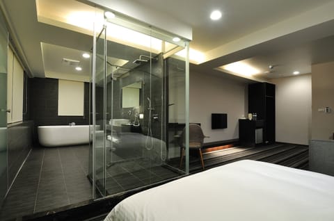 Executive Suite | Premium bedding, down comforters, free minibar, desk