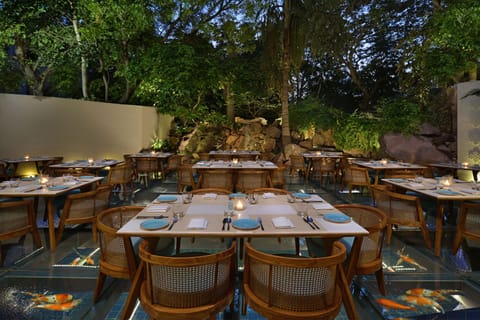 2 restaurants; breakfast, lunch, and dinner served