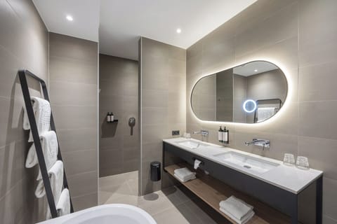 Family Room | Bathroom | Free toiletries, hair dryer, towels