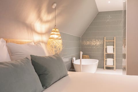 Beach Suite | Minibar, in-room safe, desk, laptop workspace