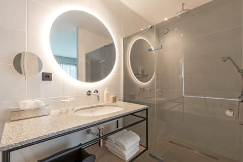 Superior Double Room, Bathtub | Bathroom | Hair dryer, towels, shampoo, toilet paper