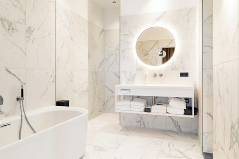 Superior Double Room | Bathroom | Free toiletries, hair dryer, towels, soap