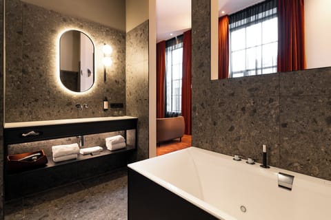 Loft with Bath | Hypo-allergenic bedding, in-room safe, desk, laptop workspace