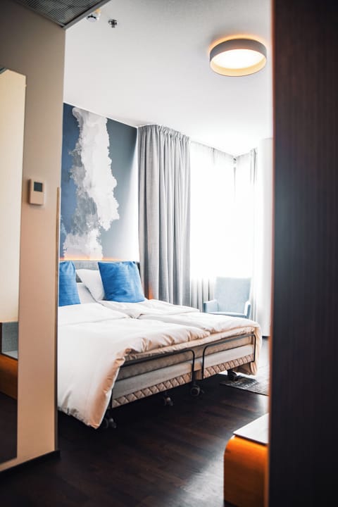 Deluxe Room, 1 King Bed, Non Smoking | Hypo-allergenic bedding, minibar, in-room safe, desk