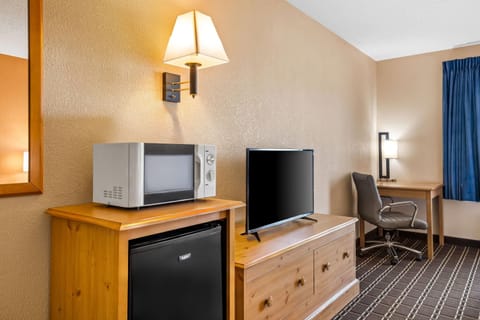 Standard Room, 2 Queen Beds, Non Smoking (Microwave & Fridge) | Desk, iron/ironing board, free WiFi, bed sheets