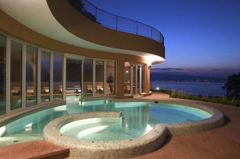 Couples treatment rooms, sauna, hot tub, steam room, Turkish bath