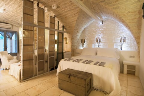 Minibar, blackout drapes, free WiFi, bed sheets