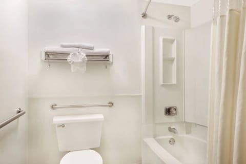 Combined shower/tub, towels