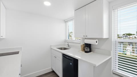 Deluxe Room, Two Double Beds, Kitchenette | Private kitchen | Mini-fridge, microwave, stovetop, coffee/tea maker