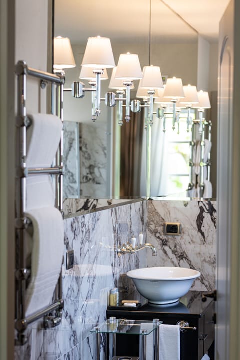 Combined shower/tub, free toiletries, hair dryer, slippers