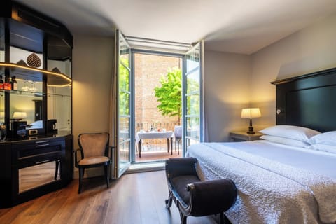 Deluxe Double Room, Balcony | 1 bedroom, premium bedding, minibar, in-room safe