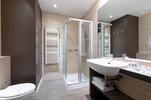 Shower, hair dryer, slippers, bidet