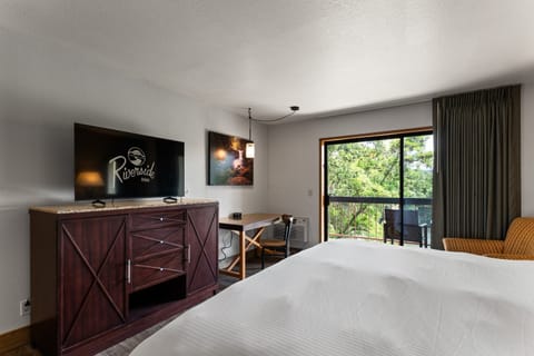 Deluxe King with Riverview | Pillowtop beds, desk, laptop workspace, blackout drapes