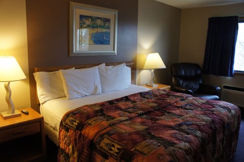 Standard Room, 1 King Bed, Non Smoking | Iron/ironing board, free WiFi, bed sheets