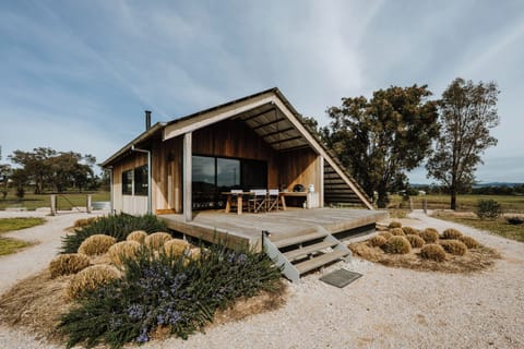 Leave the everyday behind at this secluded cottage, where open paddocks, mature gums and distant hills create an idyllic country setting.
