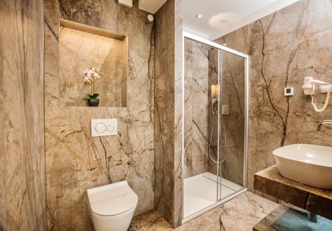 Superior Double or twin room Sea View | Bathroom | Shower, free toiletries, hair dryer, bathrobes