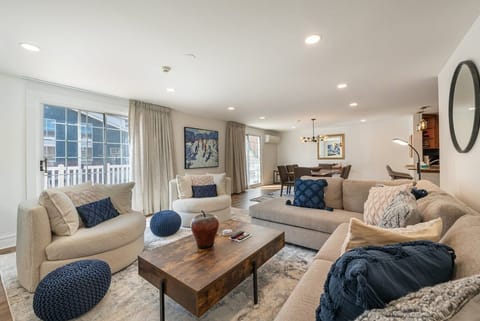 Light, airy, and impeccably furnished, this open living and dining space is perfect for relaxing and entertaining in style. Resort Plaza 5031 redefines the standard for Park City lodging.