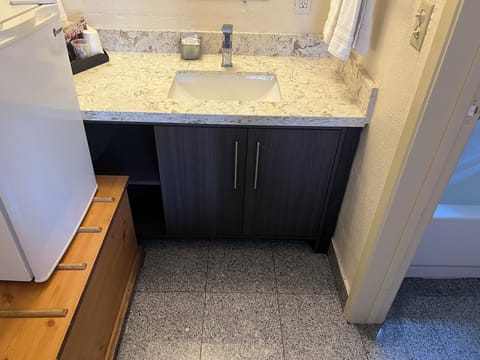 Combined shower/tub, free toiletries, hair dryer, towels