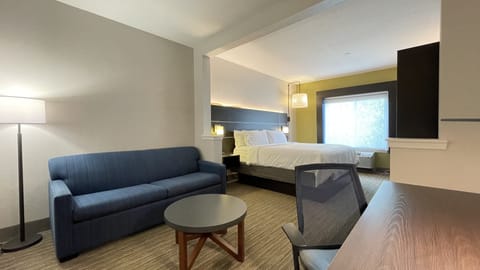Suite, 1 King Bed | In-room safe, desk, soundproofing, iron/ironing board