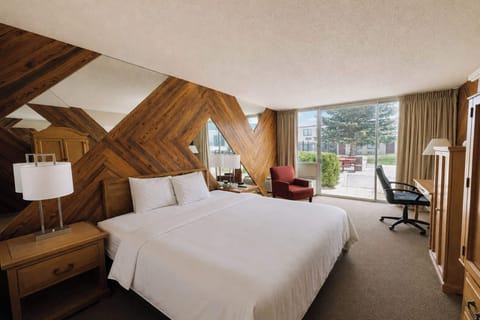 Room, 1 King Bed, Non Smoking (Refrigerator, Microwave) | Desk, laptop workspace, blackout drapes, soundproofing