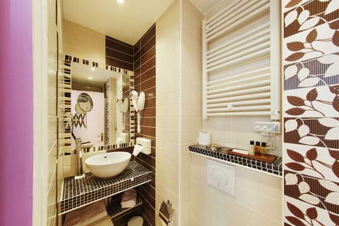Double or Twin Room | Bathroom | Combined shower/tub, free toiletries, hair dryer, towels