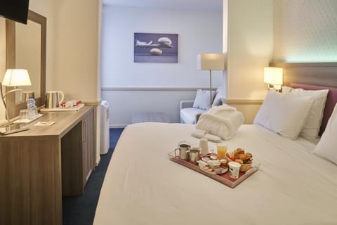 Triple Room | Premium bedding, Select Comfort beds, minibar, in-room safe