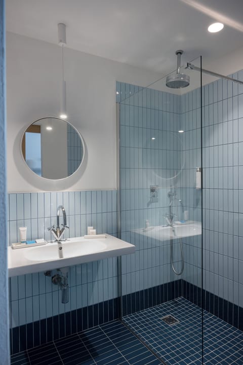 Double Room, Sea View | Bathroom | Shower, free toiletries, hair dryer, bidet