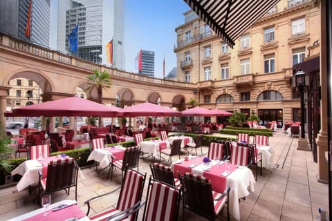 3 restaurants; lunch and dinner served