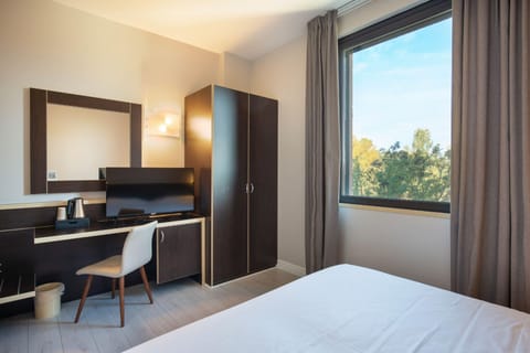 Deluxe Double or Twin Room | Down comforters, minibar, in-room safe, desk