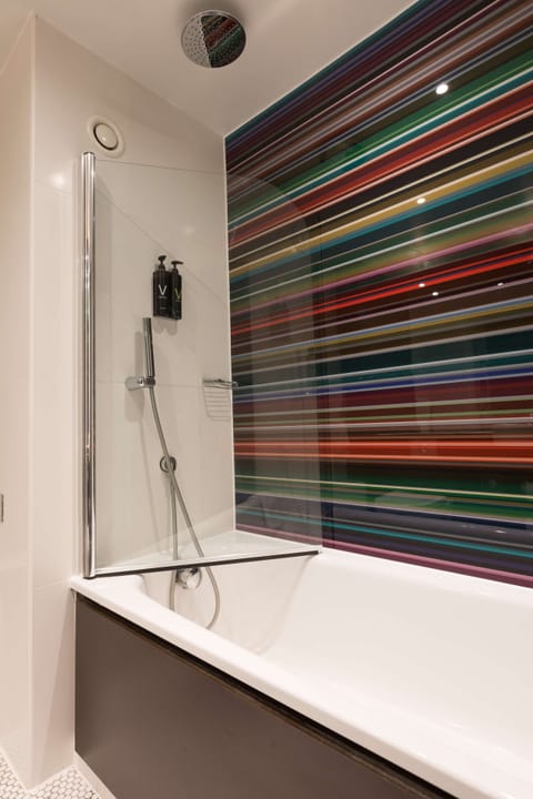 Family Room (1 King & 2 Rollaways Beds) | Bathroom | Eco-friendly toiletries, hair dryer, towels