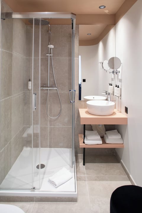 Superior Double Room | Bathroom | Shower, hair dryer, towels, soap