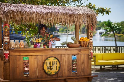 2 bars/lounges