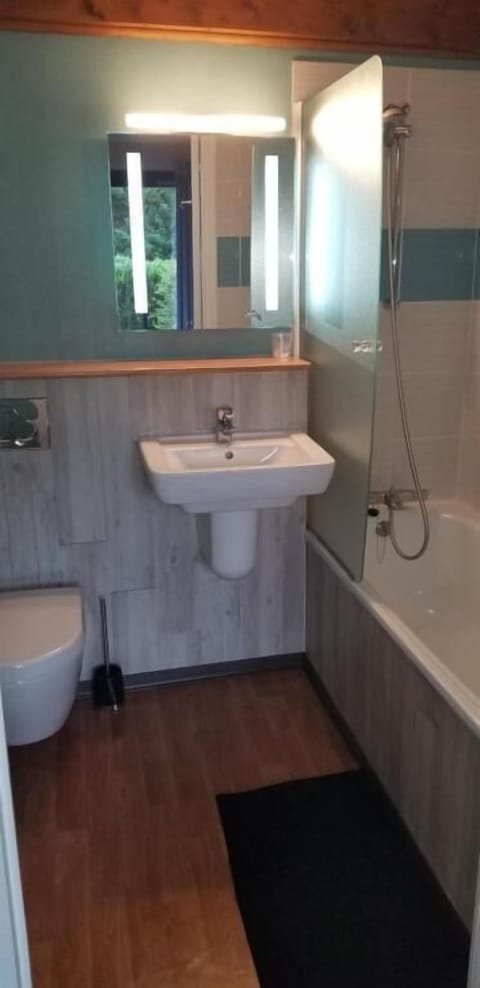 Combined shower/tub, free toiletries, hair dryer