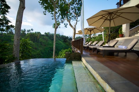 Outdoor pool, free cabanas, pool umbrellas