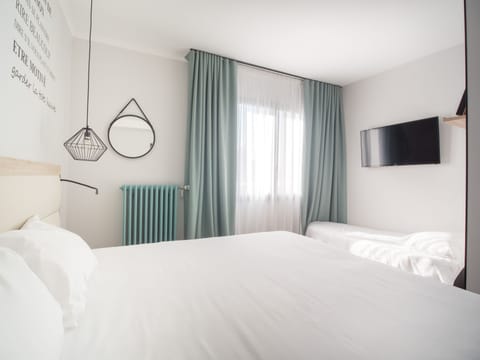 Triple Room | Individually decorated, individually furnished, desk, soundproofing