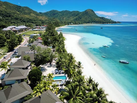 Beach nearby, sun loungers, beach towels
