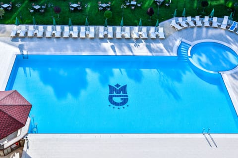 Indoor pool, seasonal outdoor pool, sun loungers
