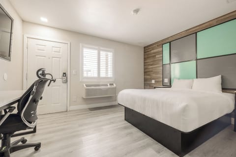 Room, 1 Queen Bed, Accessible Bathtub, Non Smoking | Desk, iron/ironing board, free WiFi, bed sheets