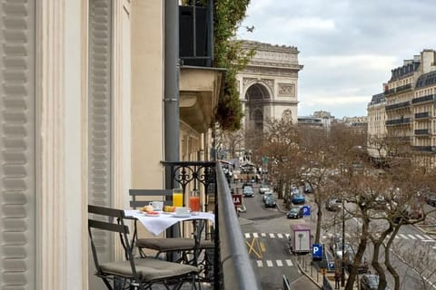 Superior Room Arc de Triomphe view with balcony | Premium bedding, in-room safe, desk, blackout drapes
