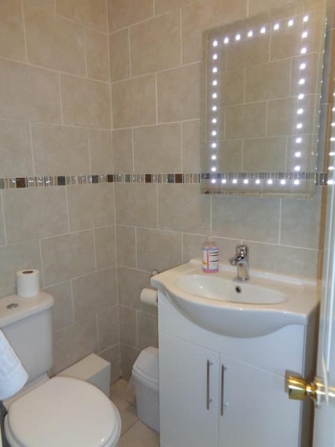 Economy Single Room | Bathroom | Shower, hair dryer, towels