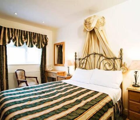 Individually decorated, individually furnished, laptop workspace