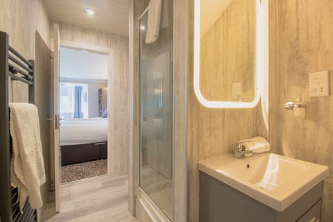 Double Room | Bathroom | Shower, free toiletries, hair dryer, towels