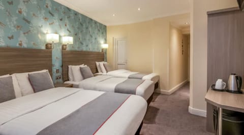 Deluxe Quadruple Room | Desk, iron/ironing board, free WiFi, bed sheets