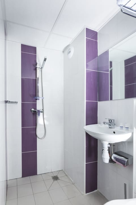 Shower, free toiletries, towels