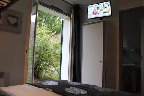 Desk, free cribs/infant beds, free WiFi, bed sheets