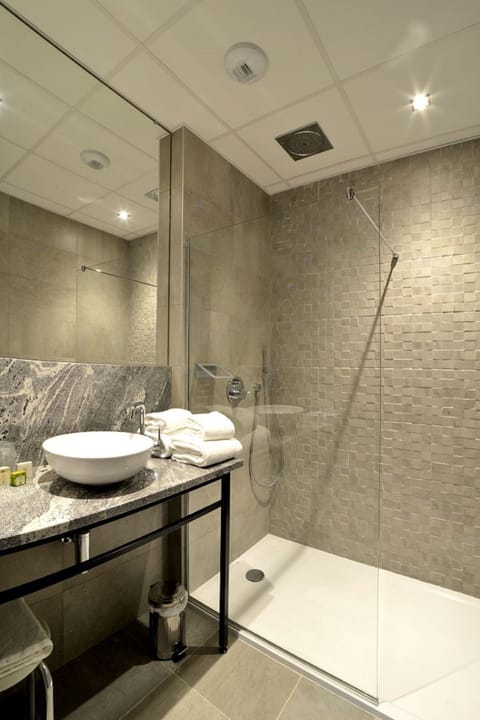 Deluxe Triple Room | Bathroom | Shower, free toiletries, hair dryer, slippers