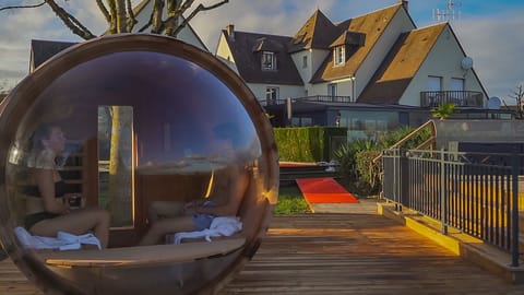 Couples treatment rooms, sauna, hot tub, steam room, massages