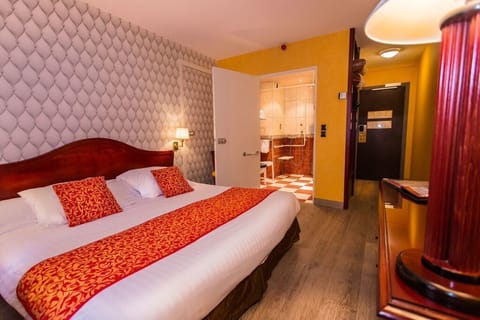 Double Room | 1 bedroom, premium bedding, in-room safe, desk