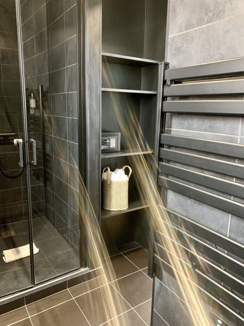 CHAMBRE DOUBLE LUXE | Bathroom | Shower, free toiletries, hair dryer, towels