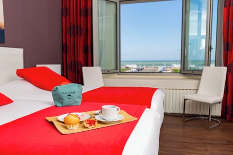 Twin Room, Sea View | Minibar, in-room safe, desk, blackout drapes